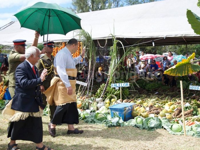 Tama Tu'i Tupou VI & Minisitā Ngoue 'i he Faka'ali'ali Ngoue 'a Ha'apai