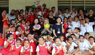 Ms. Furze and Ms. Higuchi, together with teachers and student of GPS Longolongo smile with joy after learning origami on Thursday, 29 August, 2019 joined by Ms. Chizuru Konishi, Staff of the Embassy in Nuku&#039;alofa