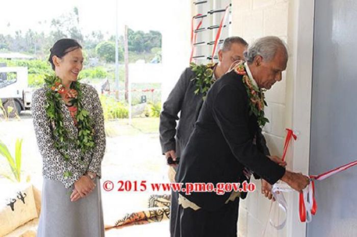 Palemia 'Akilisi Pohiva 'i hono Fakaava Faleako Lautohi Pule'anga Fakakai. 'Oku ha he taa 'a Sarah Walsh Talafekau Lahi 'a Nu'usila ki Tonga