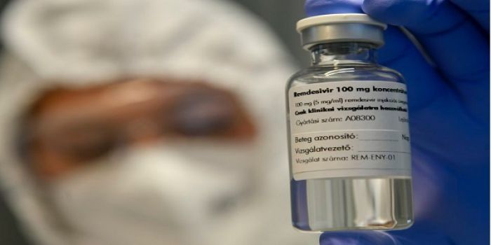 Ko e ‘uluaki faito‘o kuo fakangofua ‘e he U.S. FDA ke ngāue ‘aki ko e Lematesivoa (remdesivor). ‘Oku faka-‘aonga‘i huhu vai-siliva (intravenous) pe. Kuo sivi ‘o mo‘ui ai ‘a e kakai tokolahi 'o tafia ai 'a e Koloná, ka kuo te‘eki ai ke ta‘ofi ai ‘a e maté 'a e ni'ihi kuo fuoloa 'enau puké mei he COVID-19. ((Zsolt Czegledi/MTI via AP).