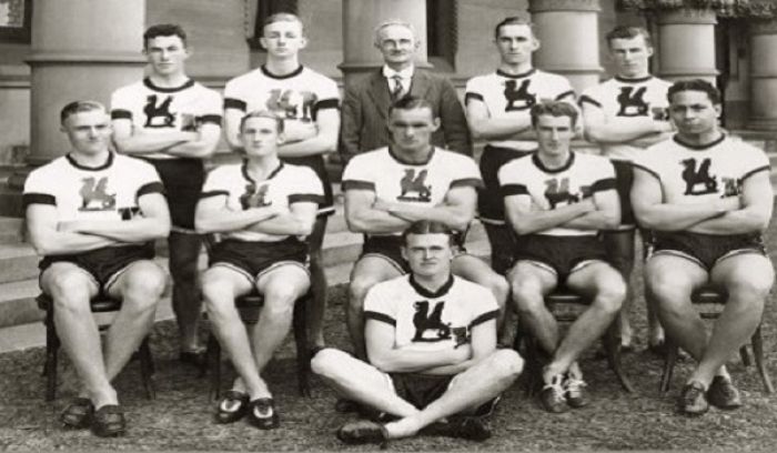 Pilinisi Kalauni Taufa’ahau, Tu'i ki he Kaha'u Tupou IV 'o Tonga, (taupotu ki to'omata'u) mo e timi sipoti tamaiki lalahi Kolisi Niuingatoni 1936.