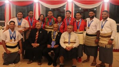 Tangata’eiki Palēmia ‘o Tongá Samiuela ‘Akilisi Pohiva, Minisitā Sipoti Dr. Saia Piukala, Minisitā Ako Penisimani Fifita mo e kau ma&#039;u metali koula &#039;i he Sipoti &#039;a e Pasifiki 2019