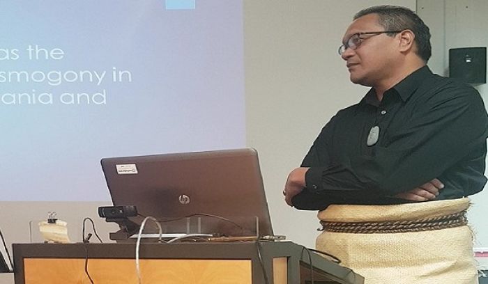 Ko Maui-Tava-He-Ako Dr Tevita O. Ka'ili he lolotonga 'ene lea he Misiume 'Okalani/Tamaki Paenga Hira 'i 'Okalani Nu'usila