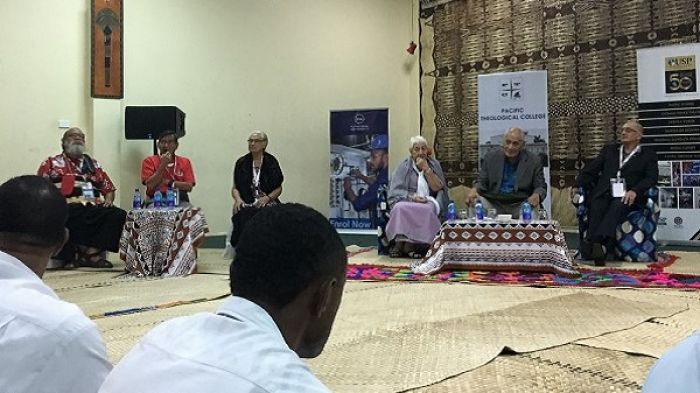 Kau lea fakalangilangi tefito & kau lea tefito; mei hema ki mata'u: Hufanga Prof. Dr 'Okusitino Mahina, Thomas Menidiola, Prof. Dr Konai Helu-Thaman, Hoa 'o Tui Atua, Tui Atua Tupua Tamasese Ta'isi Tupuola Efi, 'Eiki Tu'ifakamaaulahi Rangatira Taihakurei Durie