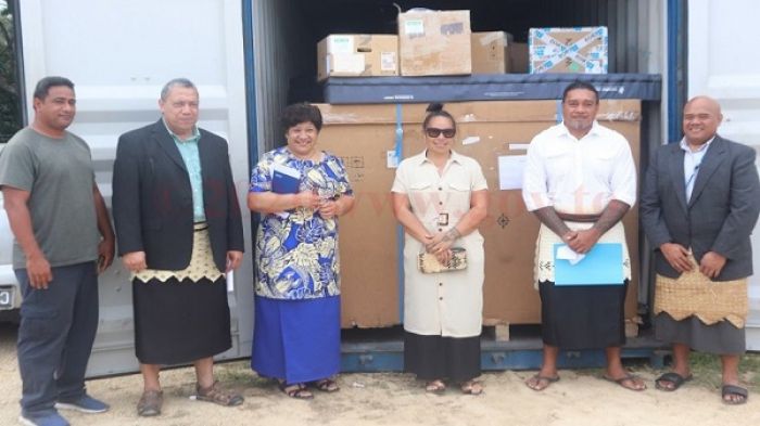 Koniteina tokoni mei he ‘Akanesi Mataitonga Trust ‘a ia na’e fakafolau mai ai ‘a e tokoni ki he Falemahaki Vaiola. ‘Oku ha he taa ni ‘a ‘AKanesi mo hono hoa Viliami Mataitonga mo e Pule Lahi Potungaue Mo’ui Dr. Siale ‘Akau’ola pe he kia Dr. 'Ana 'Akau'ola mo Dr. Raynold 'Ofanoa