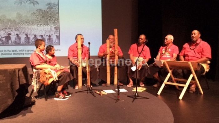 Mei hema ki mata‘u tatau mo e 1, 2 & 3: Tu‘ifonualava Kaivelata (fika 3) mo Palōfesa Hūfanga Dr ‘Ōkusitino Māhina (fika 4) lotolotonga ‘ena tuki ‘a e me‘alea tukipitu