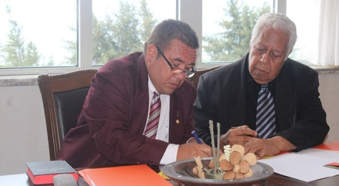 CEO fo'ou 'a e PSC mo e Sea Komisoni PSC Simione Sefanaia 'i hono fakamo'oni 'a e konituleki ngaue fo'ou