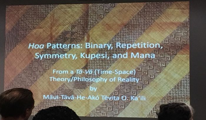 'Ata 1. Ko e tatau 'a e kaveinga 'o e pepa 'a Dr Ka'ili he lea 'Ingilisi ('Oku ha mei mui 'a e fala 'oku tauhi mo malu'i he Misiume Pitt Rivers he 'Univesiti 'Okesifooti 'i Pilitania na'e 'ave mei Tonga 'e he kaivai Pilitania 'iloa ko Kapiteni Kuki he taha 'ene ngaahi folau ki Tonga he ta'u 1770 tupu. Vakai ki he fihitu'u mo e mohu hono ngaahi peteni pe kupesi).