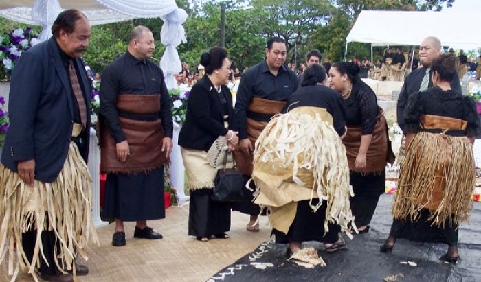 'Ene 'Afio Tupou VI, Kuini Nanasipau'u, Pilinisi Kalauni mo Pilinisesi Sinaitakala, mo Pilinisi Ata hili 'a e me'afaka'eiki 'o Motu'apuaka. Faita 'a Sione Mokofisi